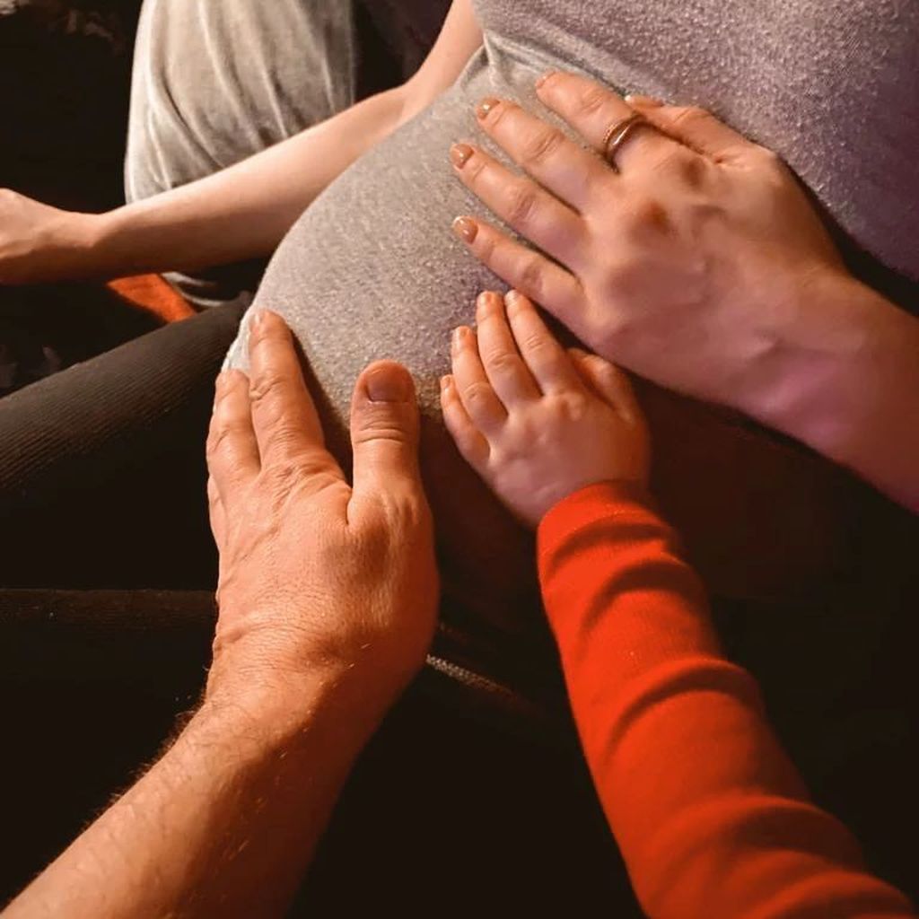 Michael Sheen hält Anna Lundbergs Babybauch