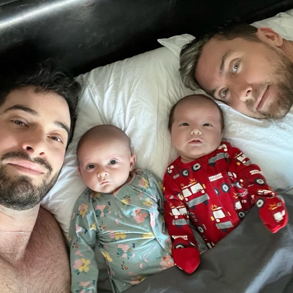 Michael Turchin und Lance Bass mit ihren Kindern