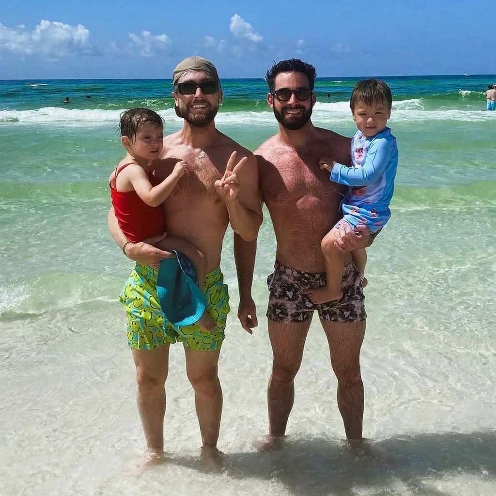 Michael Turchin und Lance Bass mit ihren Zwillingen Violet und Alexander, im Juli 2024