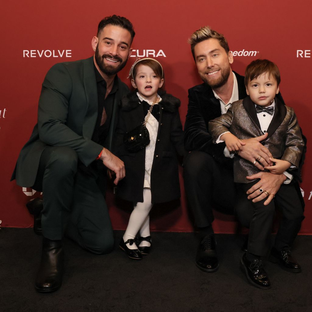 Michael Turchin, Lance Bass und die Zwillinge Violet und Alexander im November 2024