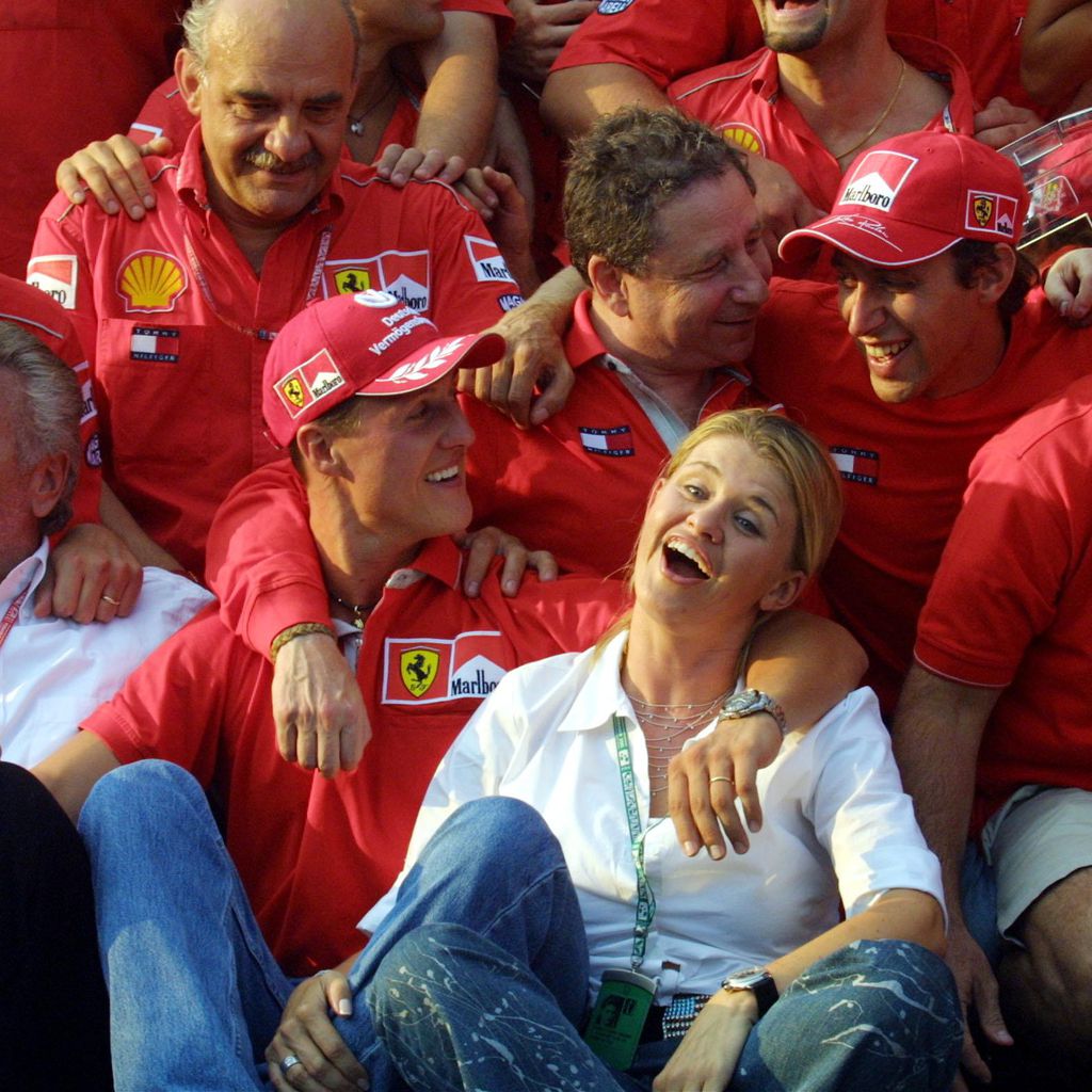 Michael und Corinna Schumacher mit dem Ferrari-Team, 2001