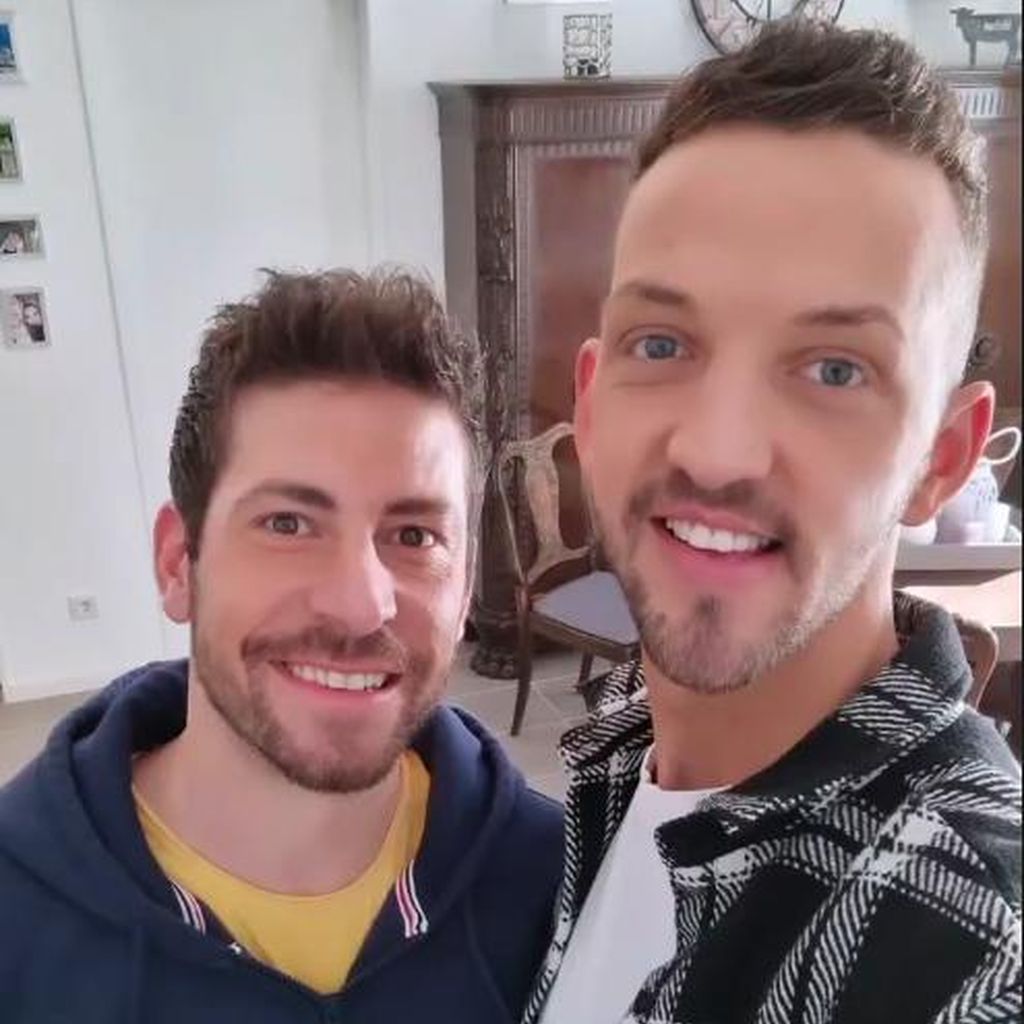 Ex-"Bauer sucht Frau"-Kandidat Michael und sein neuer Freund Manuel grinsen