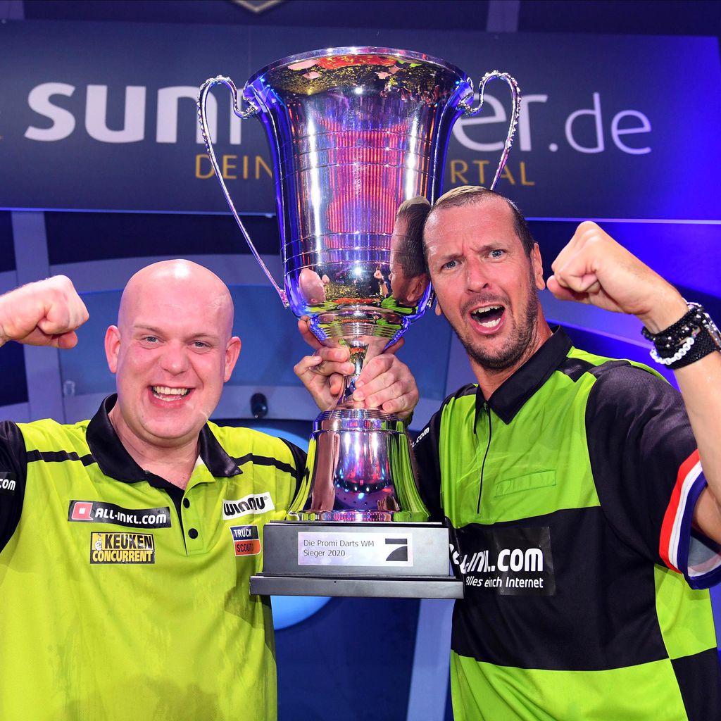 Michael van Gerwen und Pascal Hens bei der Promi-Darts-WM 2020