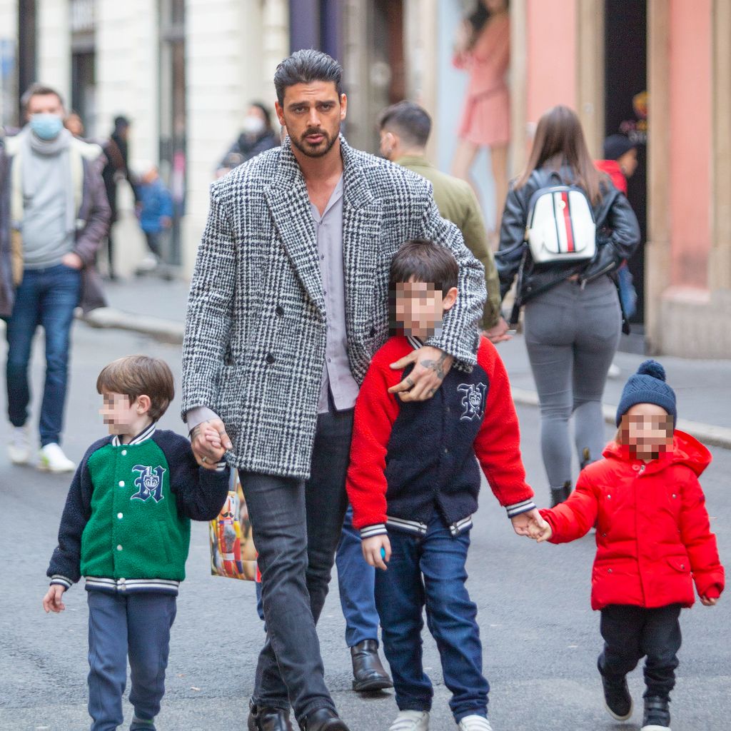 Michele Morrone mit Kindern in Rom