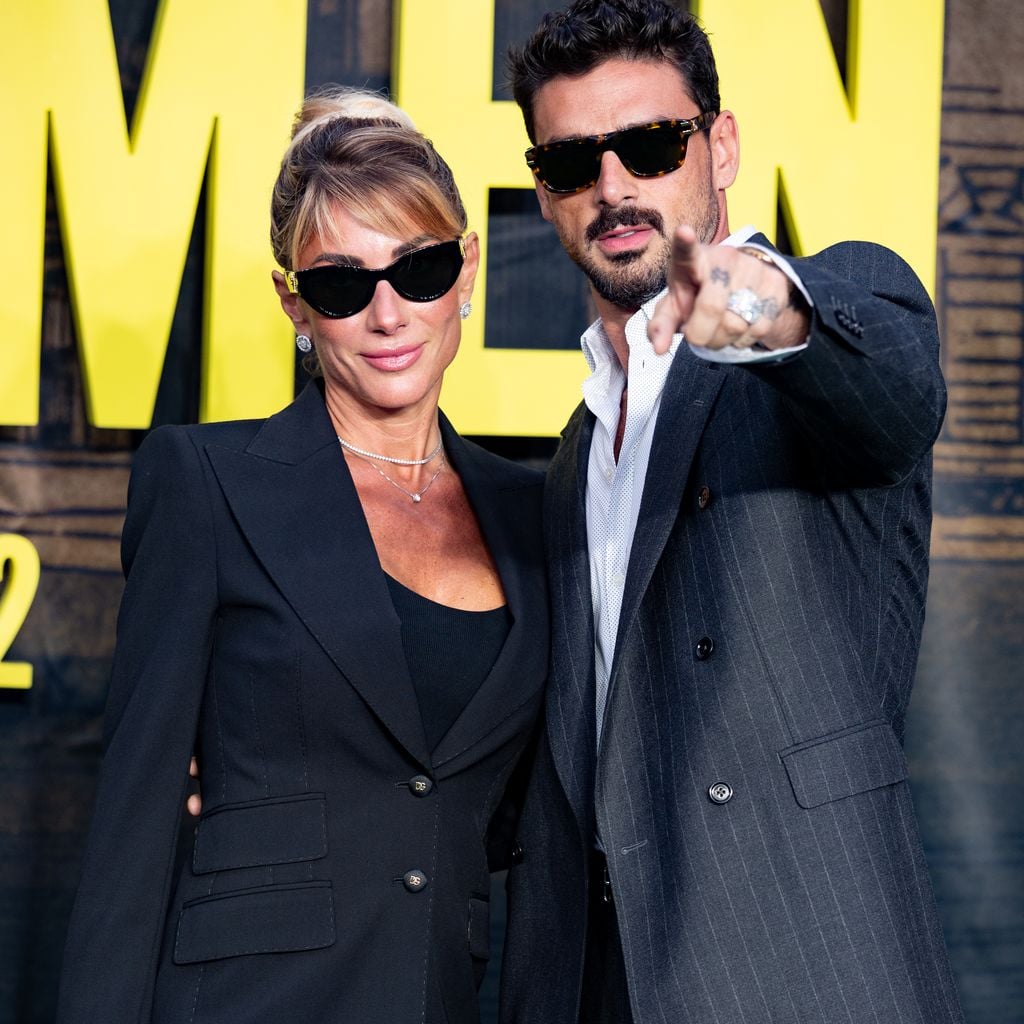 Michele Morrone und seine unbekannte Begleitung bei der Weltpremiere von "The Gentlemen" Staffel 2 in der Guildhall, London