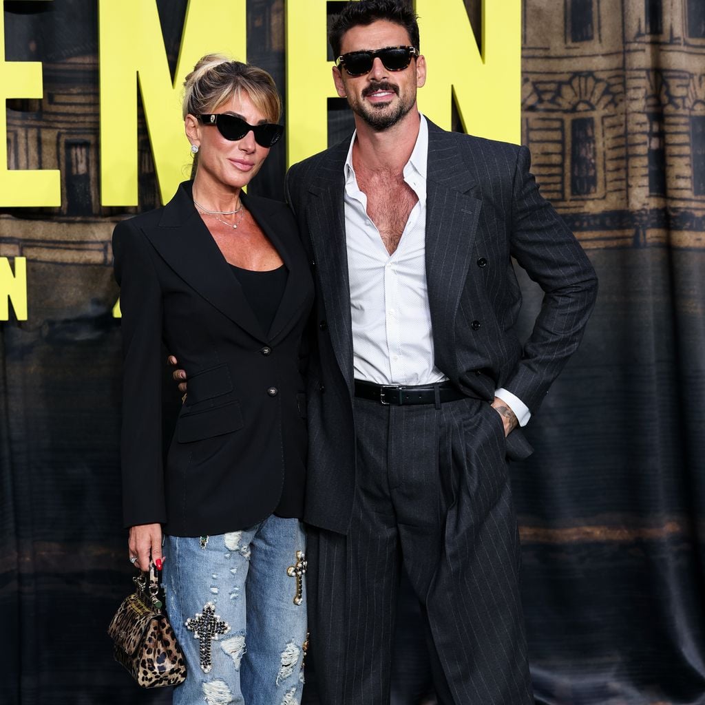 Michele Morrone mit Begleitung bei der Netflix-Premiere von "The Gentleman" Staffel 2 in der Guildhall, London