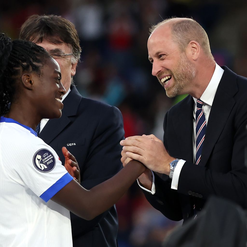 Prinz William gratuliert Michelle Agyemang nach dem EM Sieg 2025