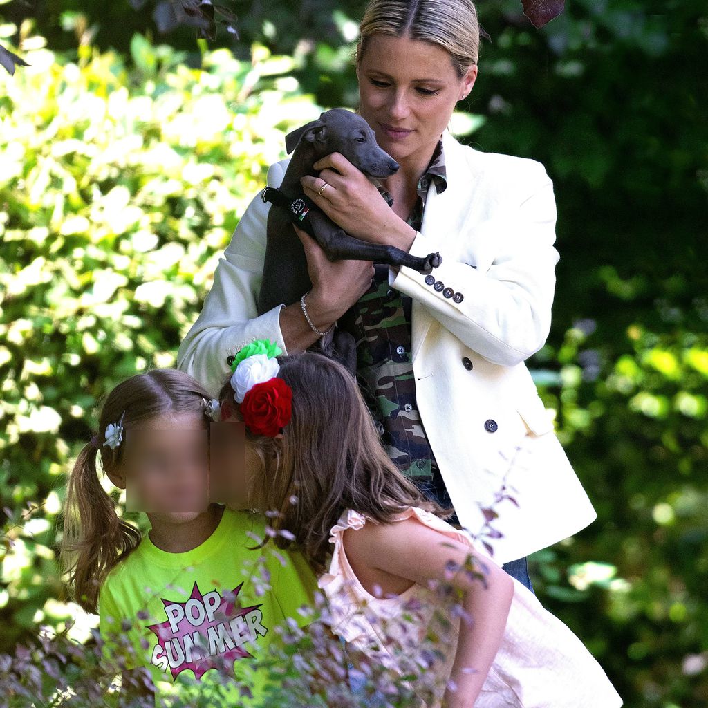 Michelle Hunziker mit ihrem Hund und ihren Töchtern im Jahr 2020