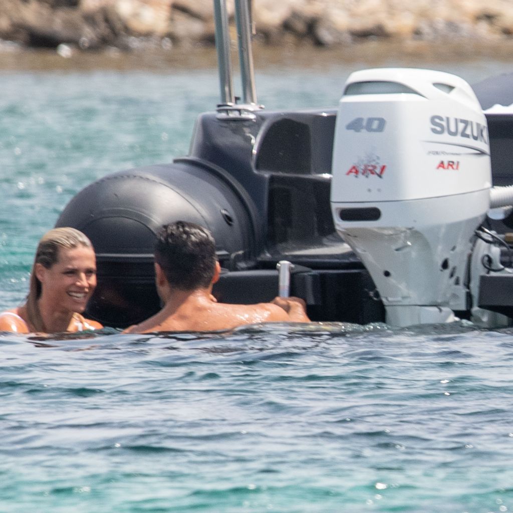 Michelle Hunziker und Giovanni Angiolini vor der Küste Sardiniens 2022