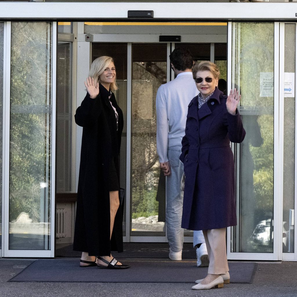 Michelle Hunziker und ihre Mutter Ineke vor dem Krankenhaus Sant'Anna