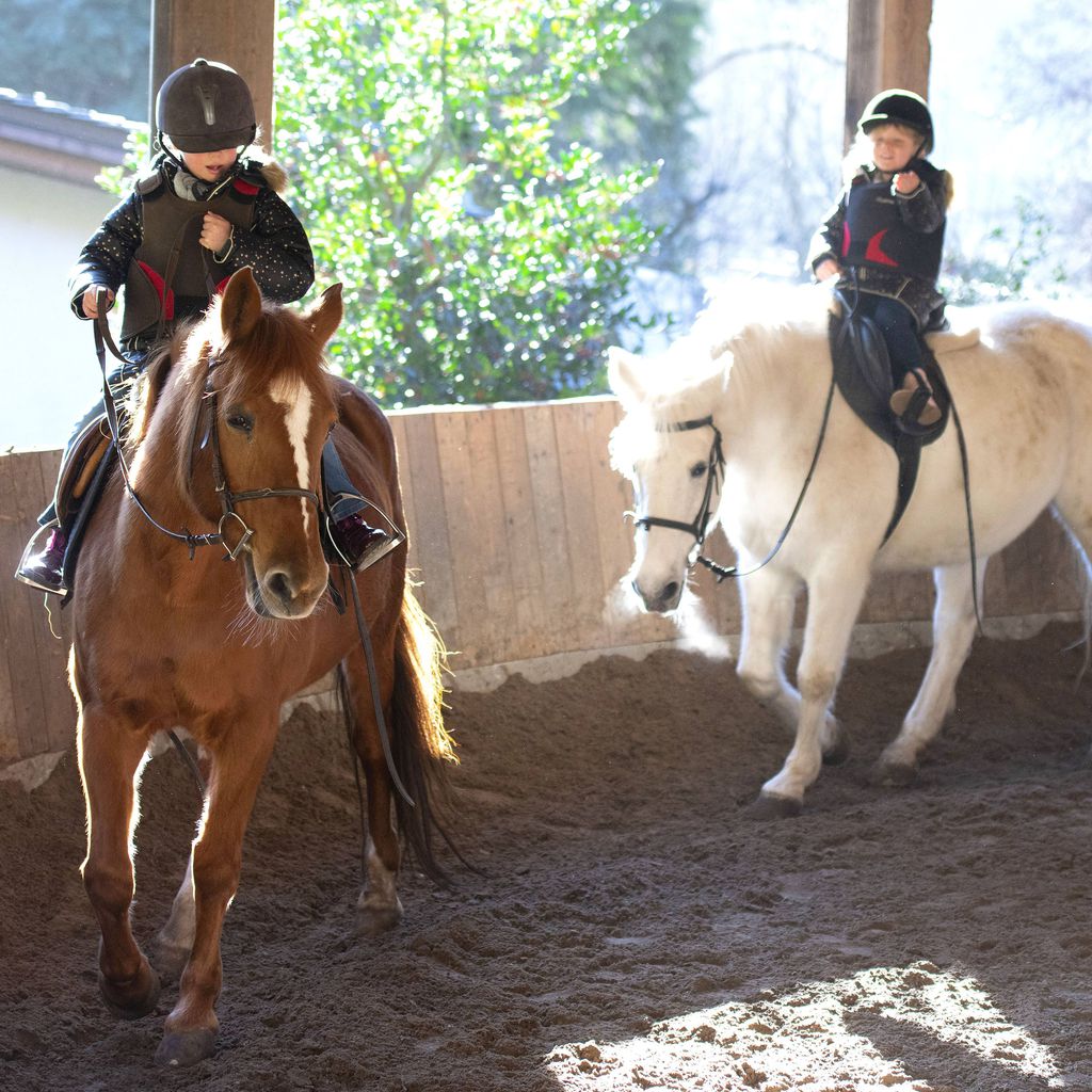 Michelle Hunzikers Kinder beim Reiten