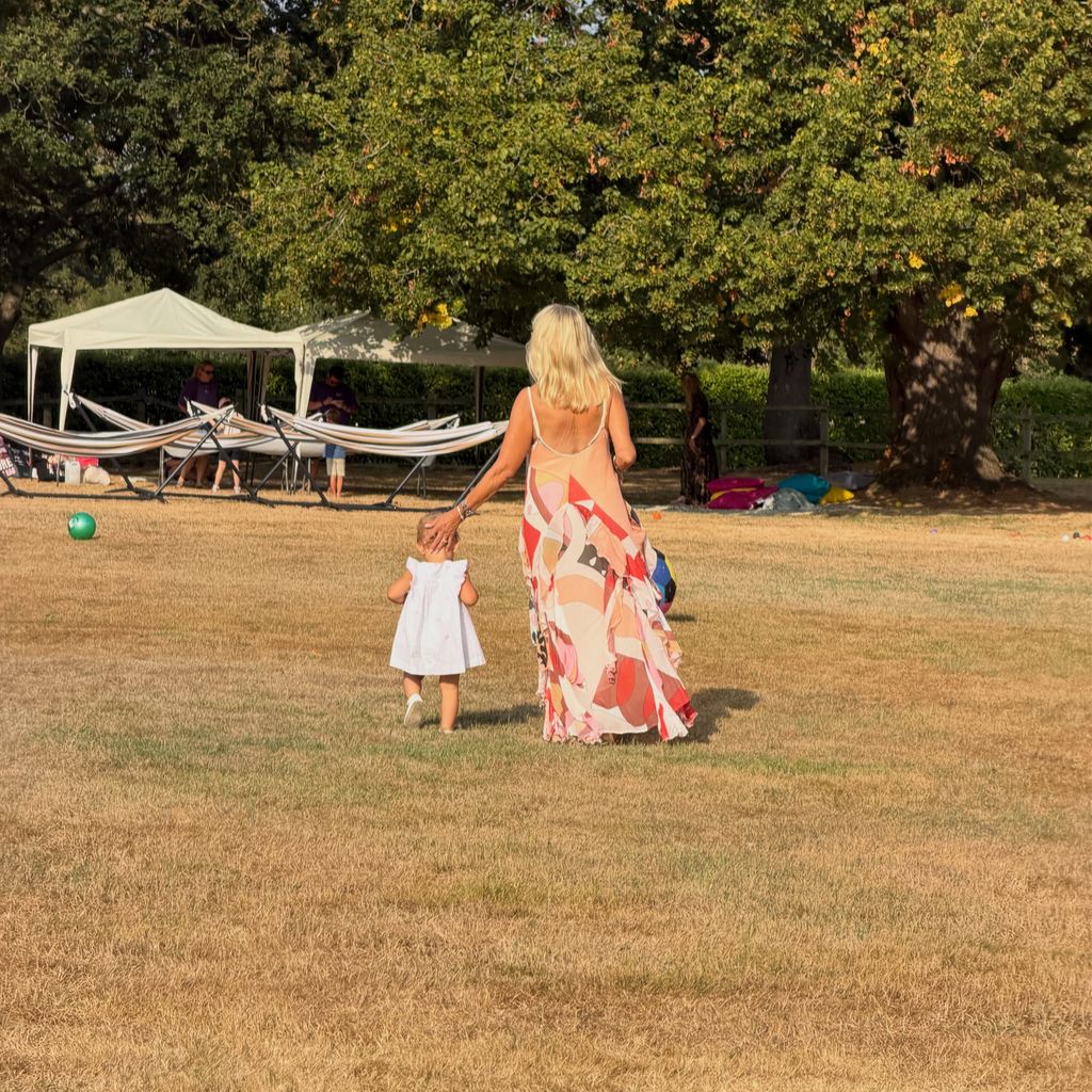 Michelle Keegan mit ihrer Tochter im Garten, 2026