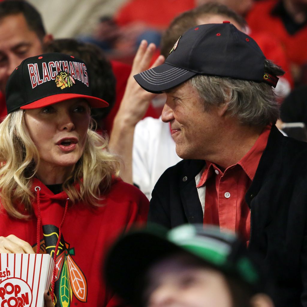 Michelle Pfeiffer und David E. Kelley bei einem Eishockey-Spiel