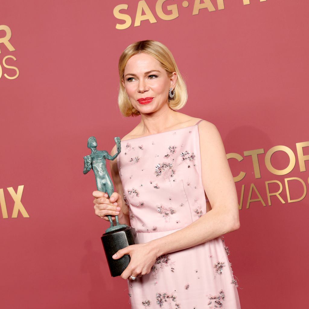 Michelle Williams mit ihrem Preis für "Dying For Sex" bei den 32nd Annual Actor Awards in Los Angeles