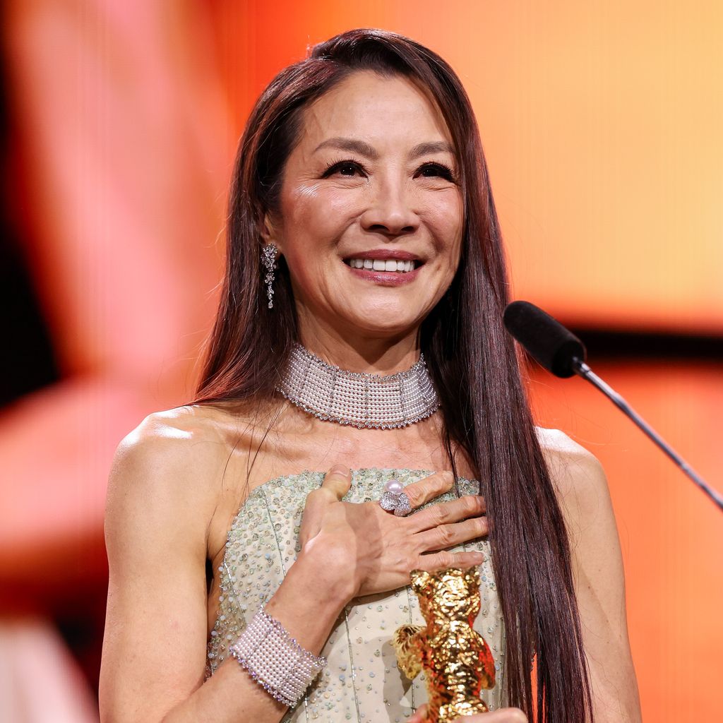 Michelle Yeoh nimmt den Goldenen Ehrenbären bei der Berlinale-Eröffnung entgegen, Februar 2026