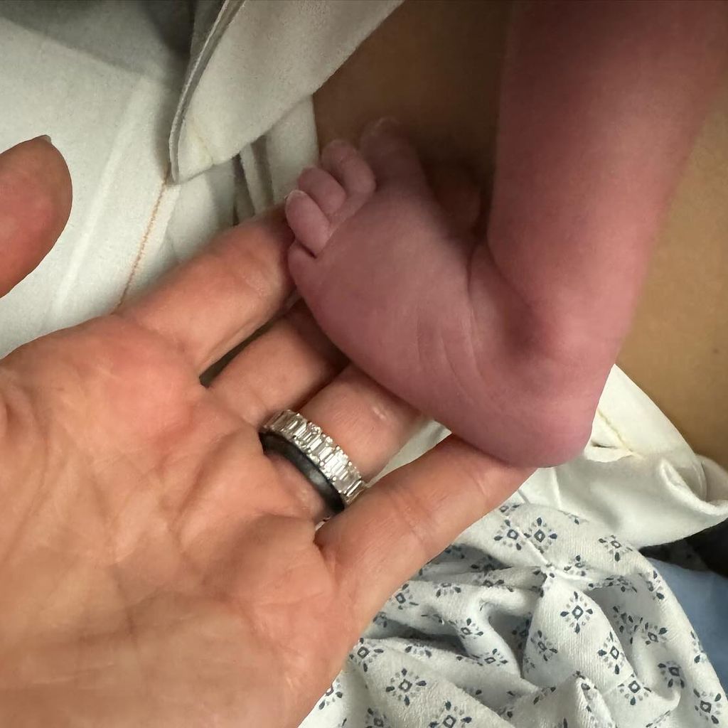 Michelle Yeoh mit einem Baby