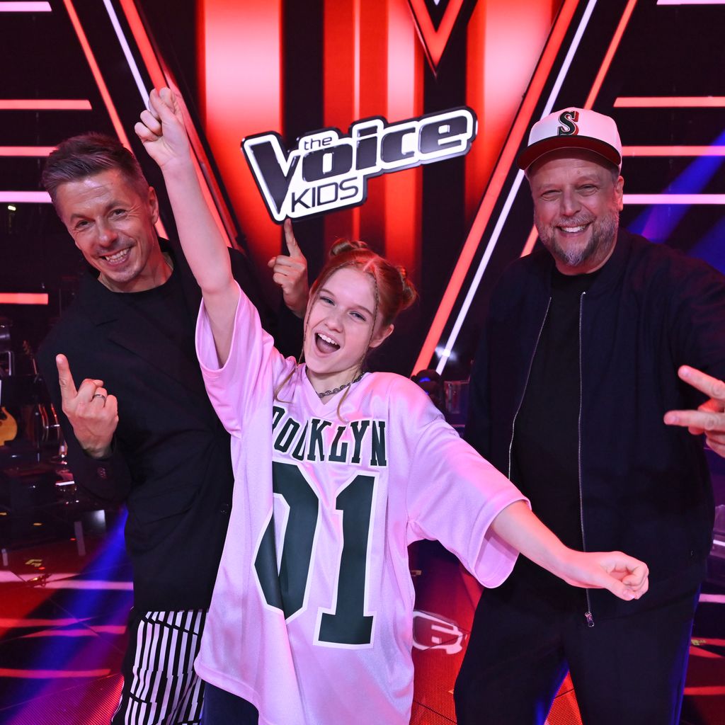 Michi Beck, Gewinnerin Emma und Smudo beim "The Voice Kids"-Finale 2023