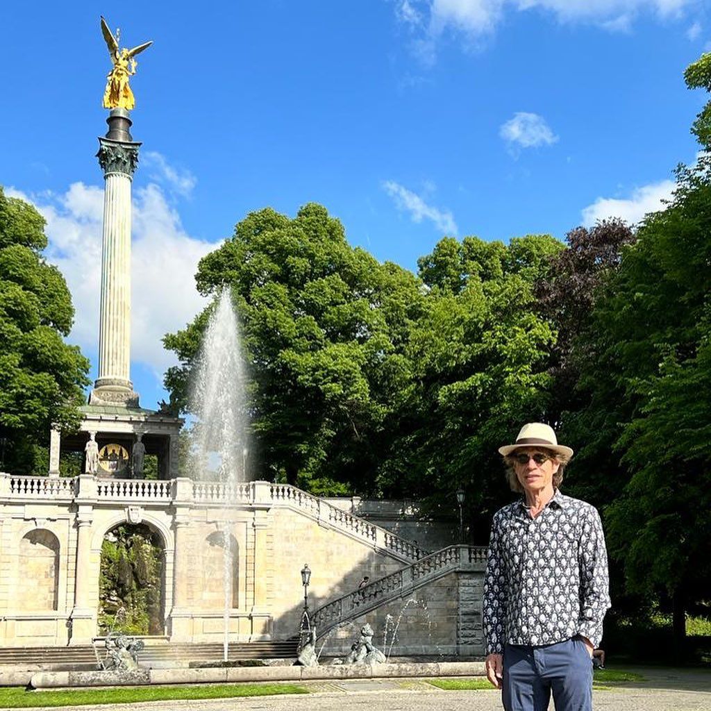Mick Jagger vor dem Friedensengel in München