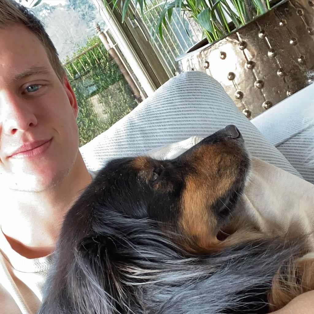 Rennfahrer Mick Schumacher mit seiner Hündin Angie.