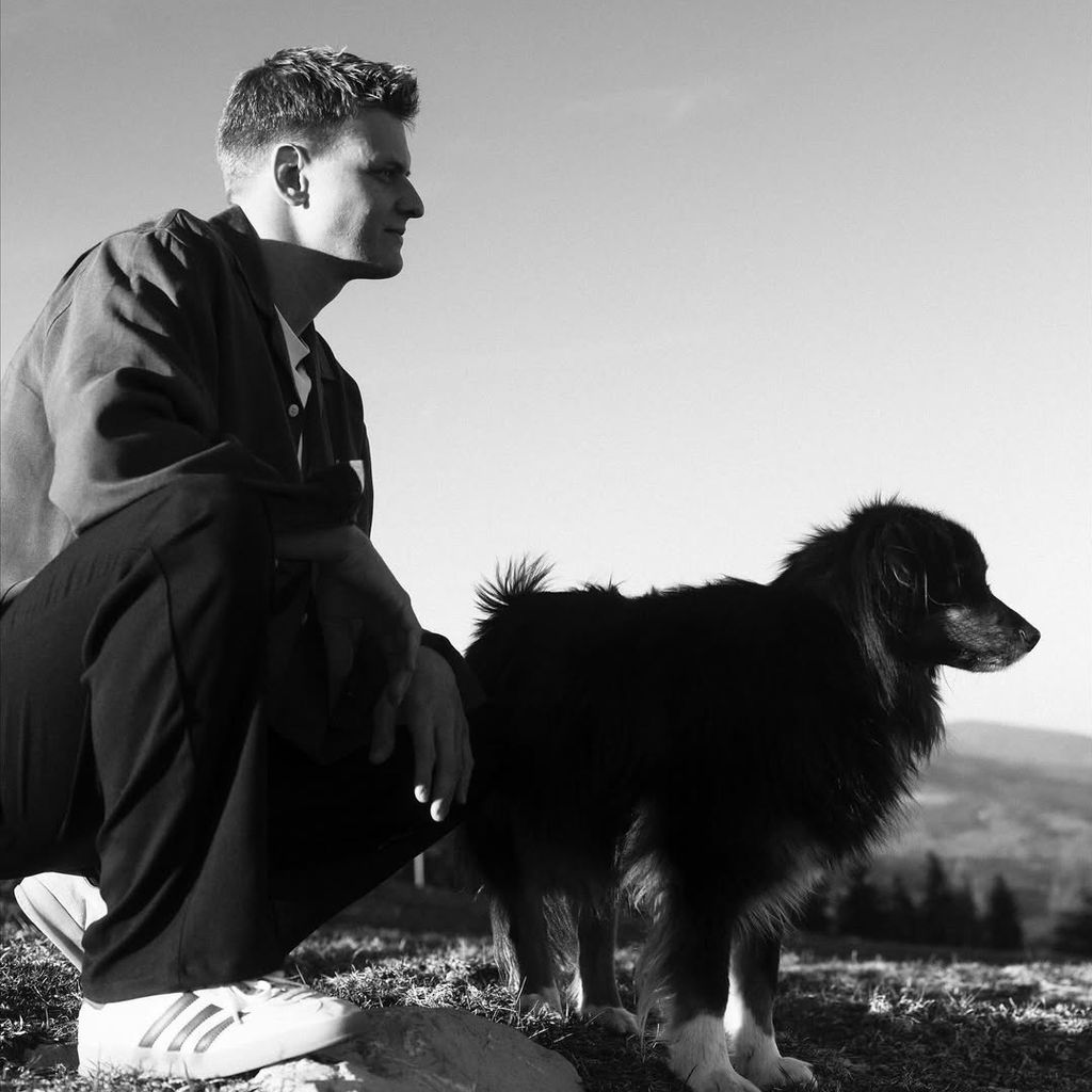 Mick Schumacher mit seiner Hündin Angie.