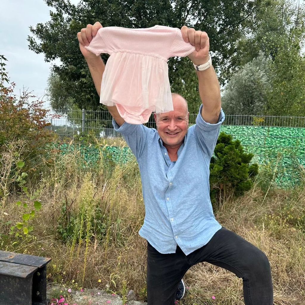 Mike Blümer bei der Verkündung des Babygeschlechts 2024
