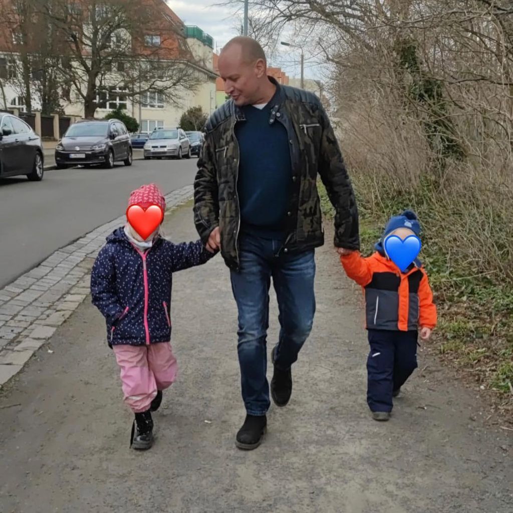 Mike Blümer mit seinen beiden Kindern im März 2022