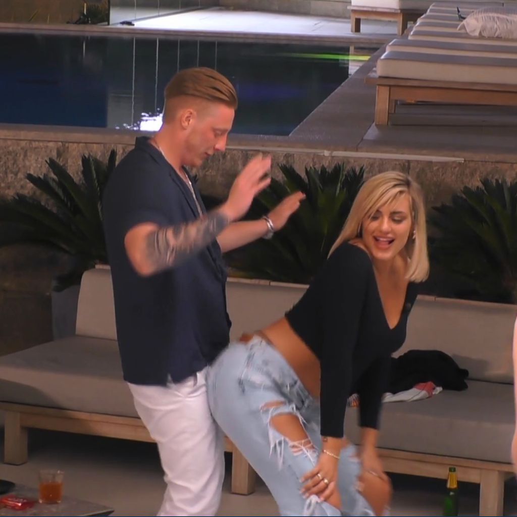 Mike Brown und Gina Alicia bei "Temptation Island"