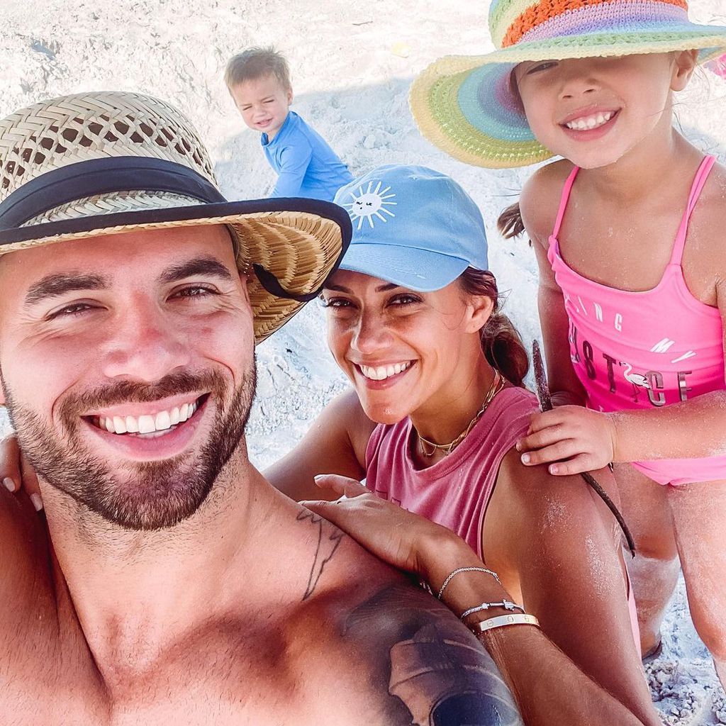 Mike Caussin und Jana Kramer mit ihren Kindern