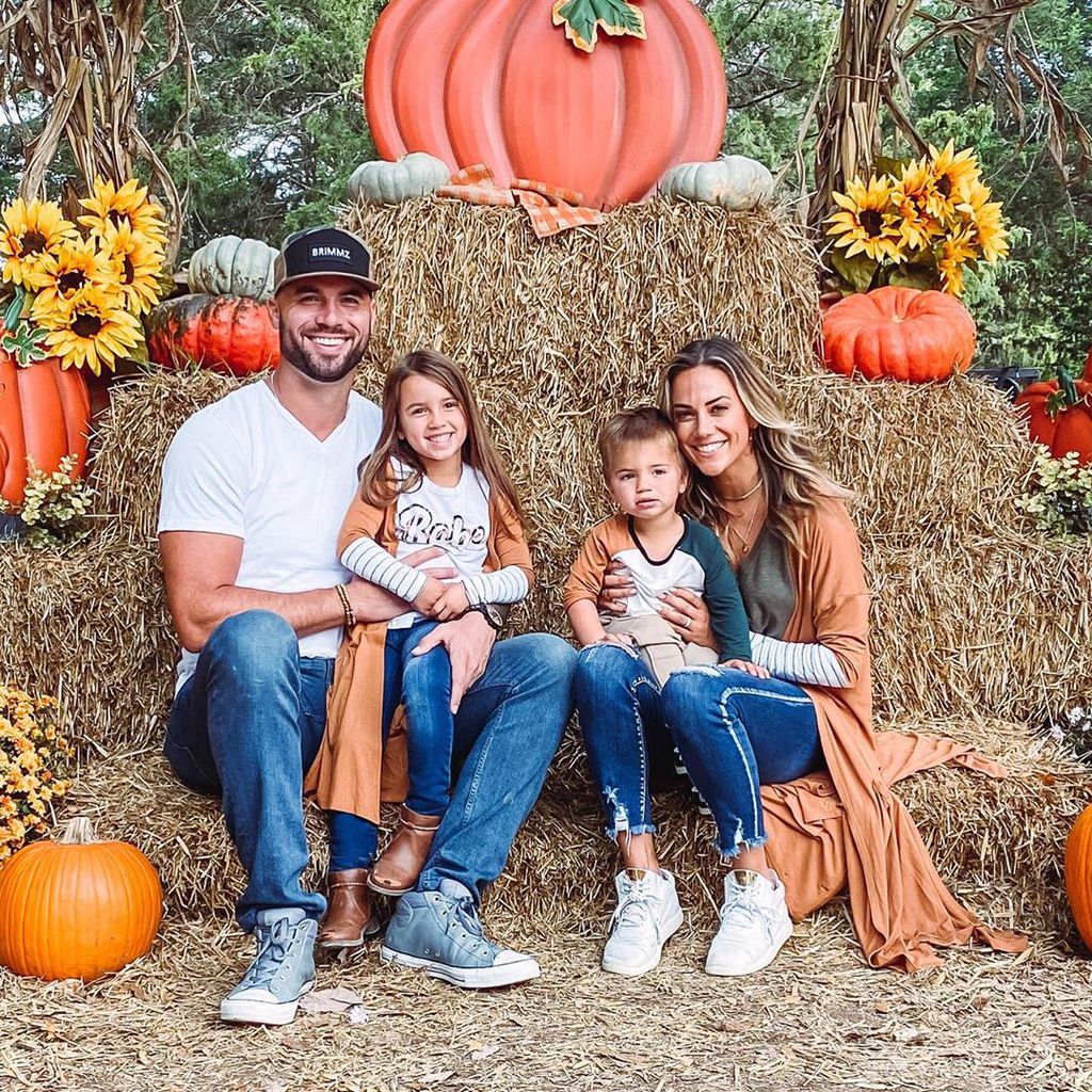 Mike Caussin und Jana Kramer mit ihren Kindern