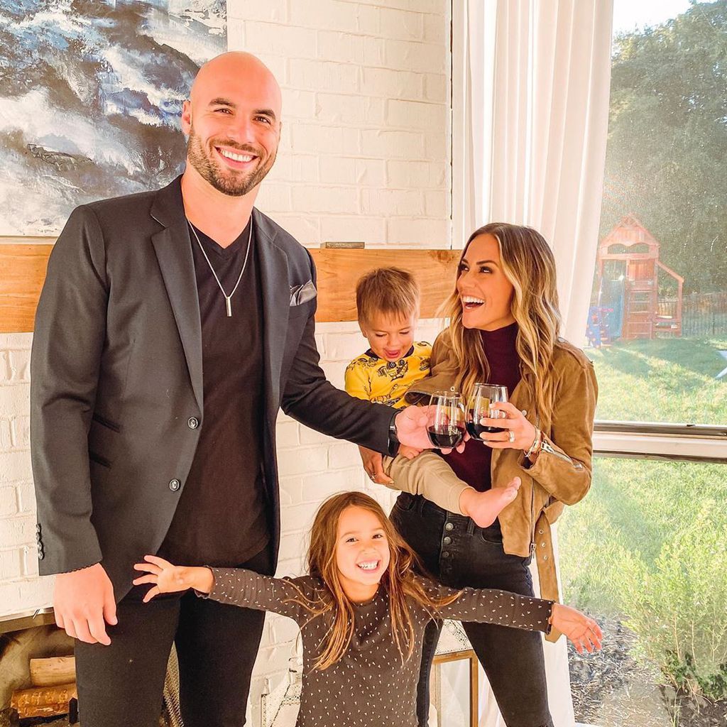 Mike Caussin und Jana Kramer mit ihren Kindern