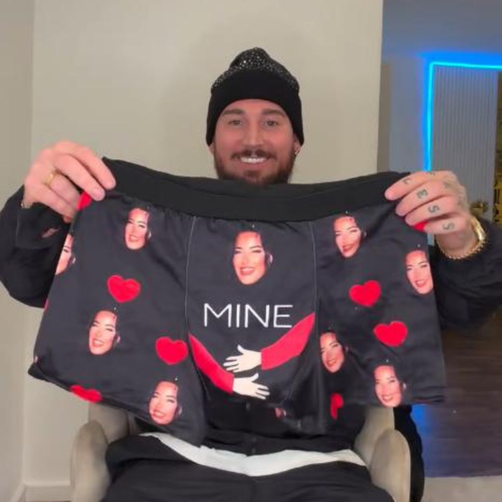 Reality-Star Mike Heiter freut sich über ein Geschenk seiner Frau, Screenshot.