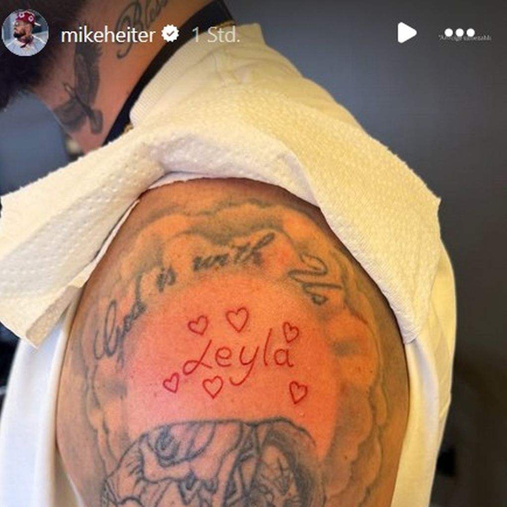 Mike zeigt stolz sein Tattoo