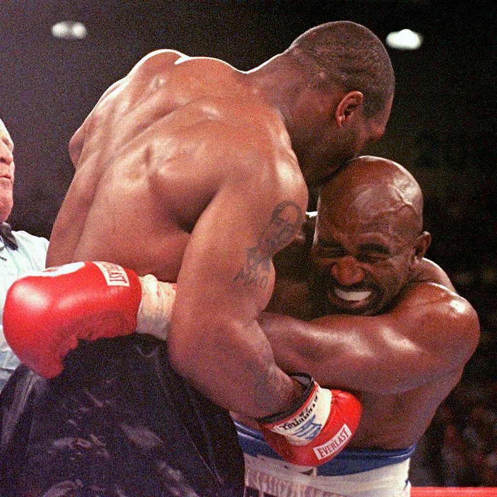 Mike Tyson und Evander Holyfield bei ihrem Kampf im Jahr 1997