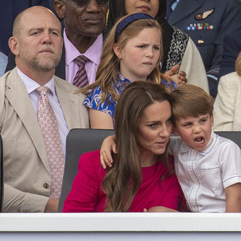 Mike und Mia Tindall hinter Herzogin Kate, Prinz Louis und Prinzessin Charlotte