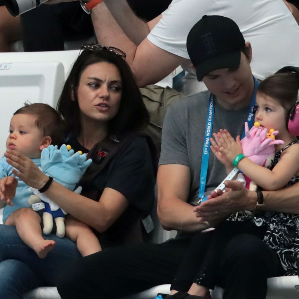 Mila Kunis, Ashton Kutcher und ihre Kinder Dimitri und Wyatt bei der Schwimm-WM in Budapest