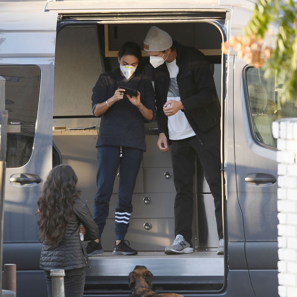 Mila Kunis und Ashton Kutcher in ihrem neuen Camper-Van, Dezember 2020