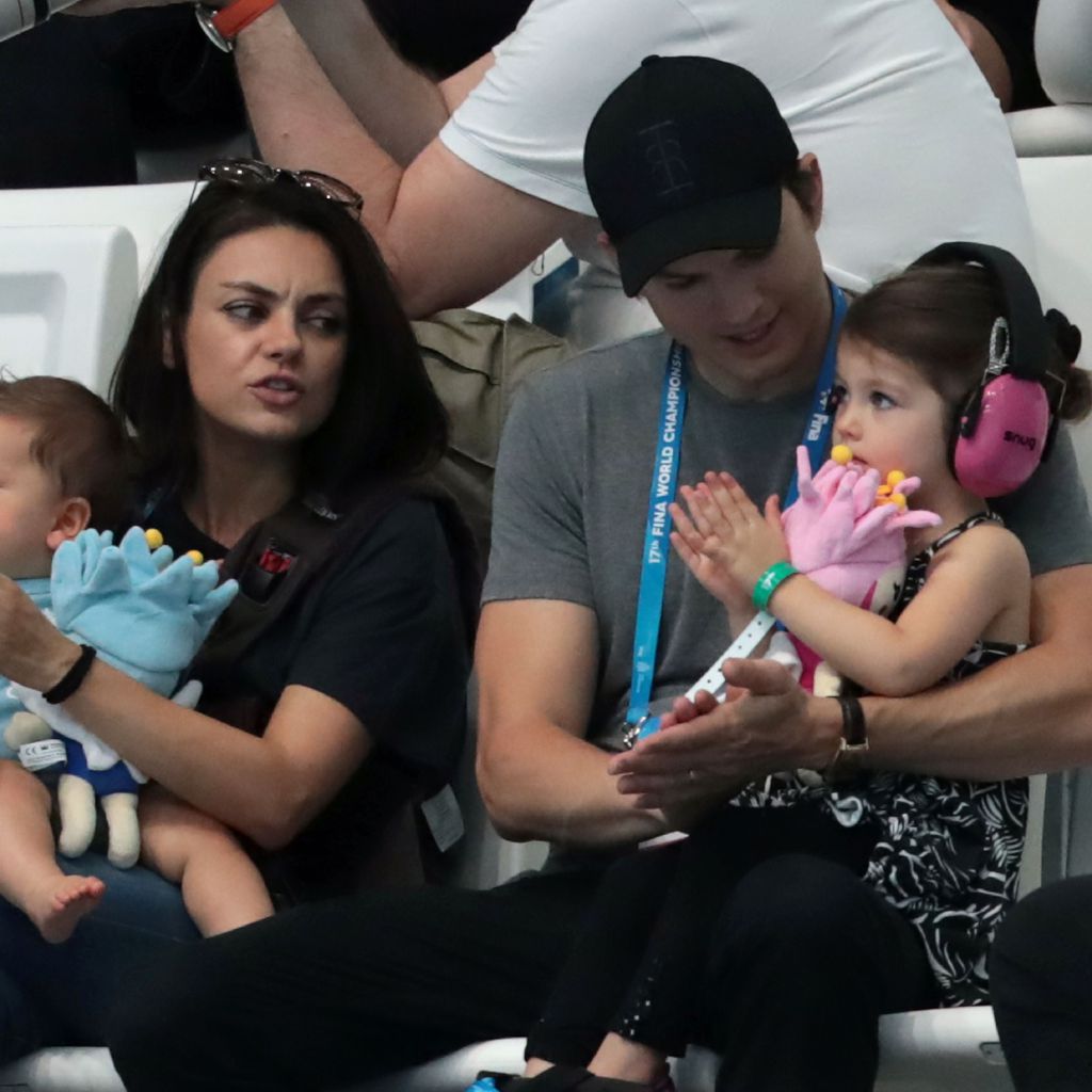 Mila Kunis, Ashton Kutcher und ihre Kinder Dimitri und Wyatt bei der Schwimm-WM in Budapest 2017