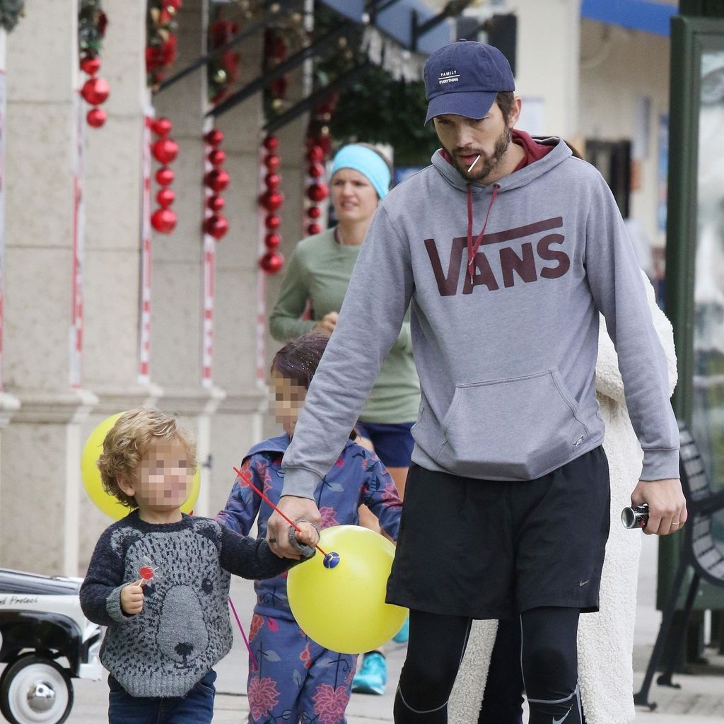 Mila Kunis und Ashton Kutcher mit ihren Kindern Wyatt und Dimitri in Los Angeles