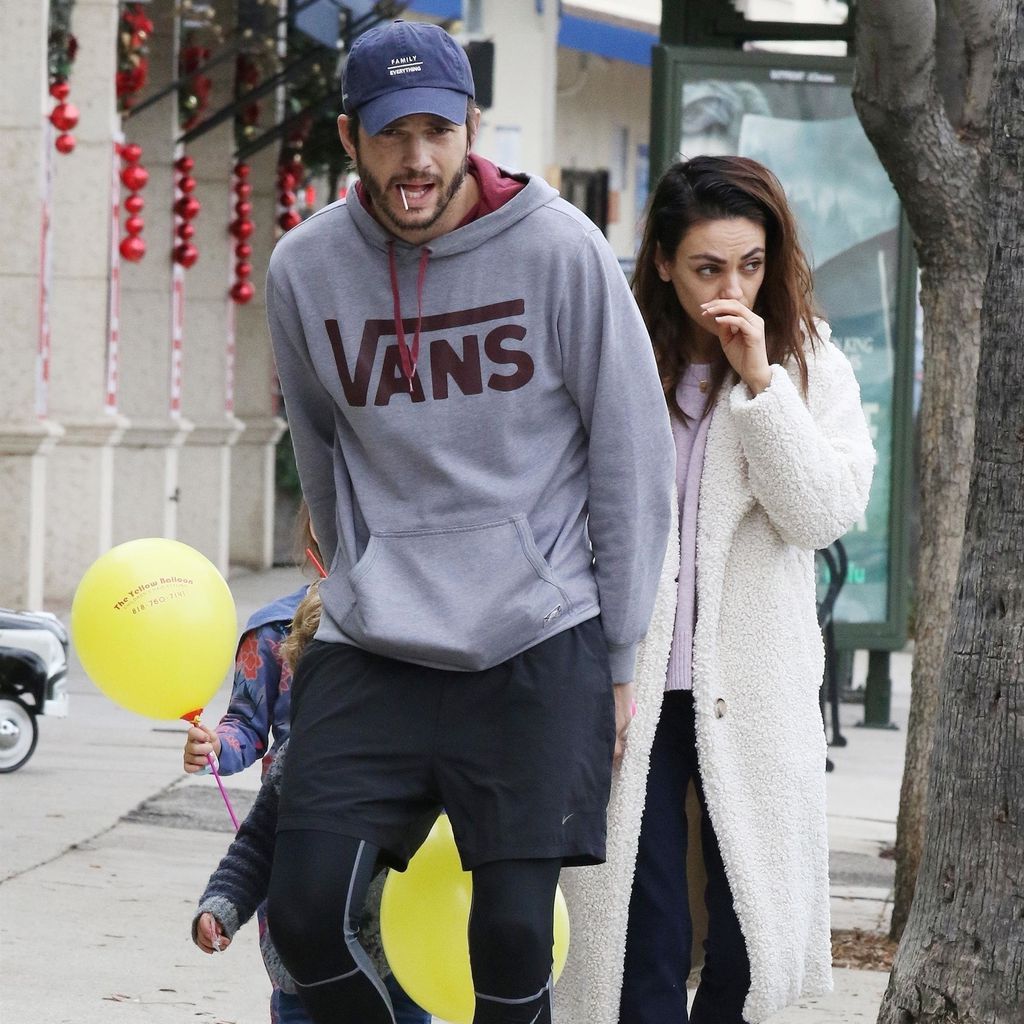 Mila Kunis und Ashton Kutcher mit ihren Kindern, November 2019