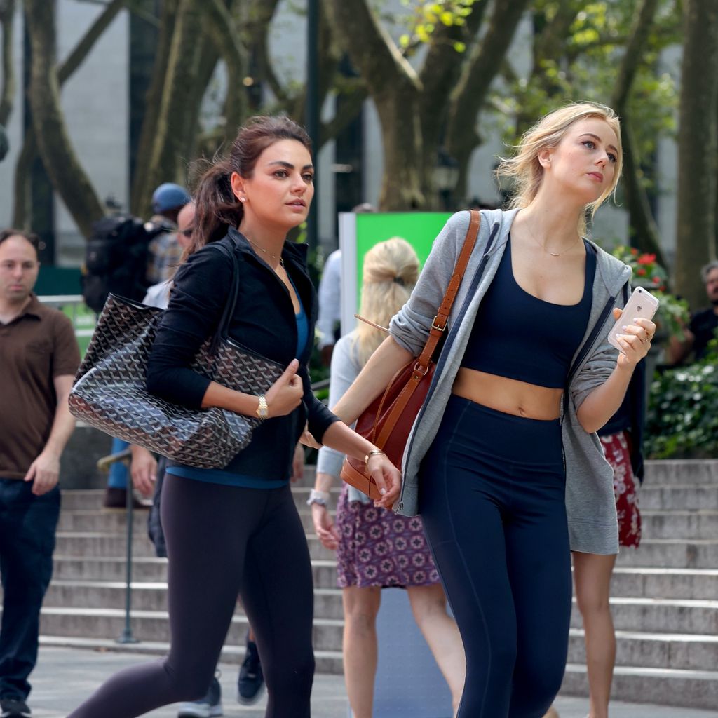Mila Kunis und Justine Lupe am Set von "Luckiest Girl Alive" in New York