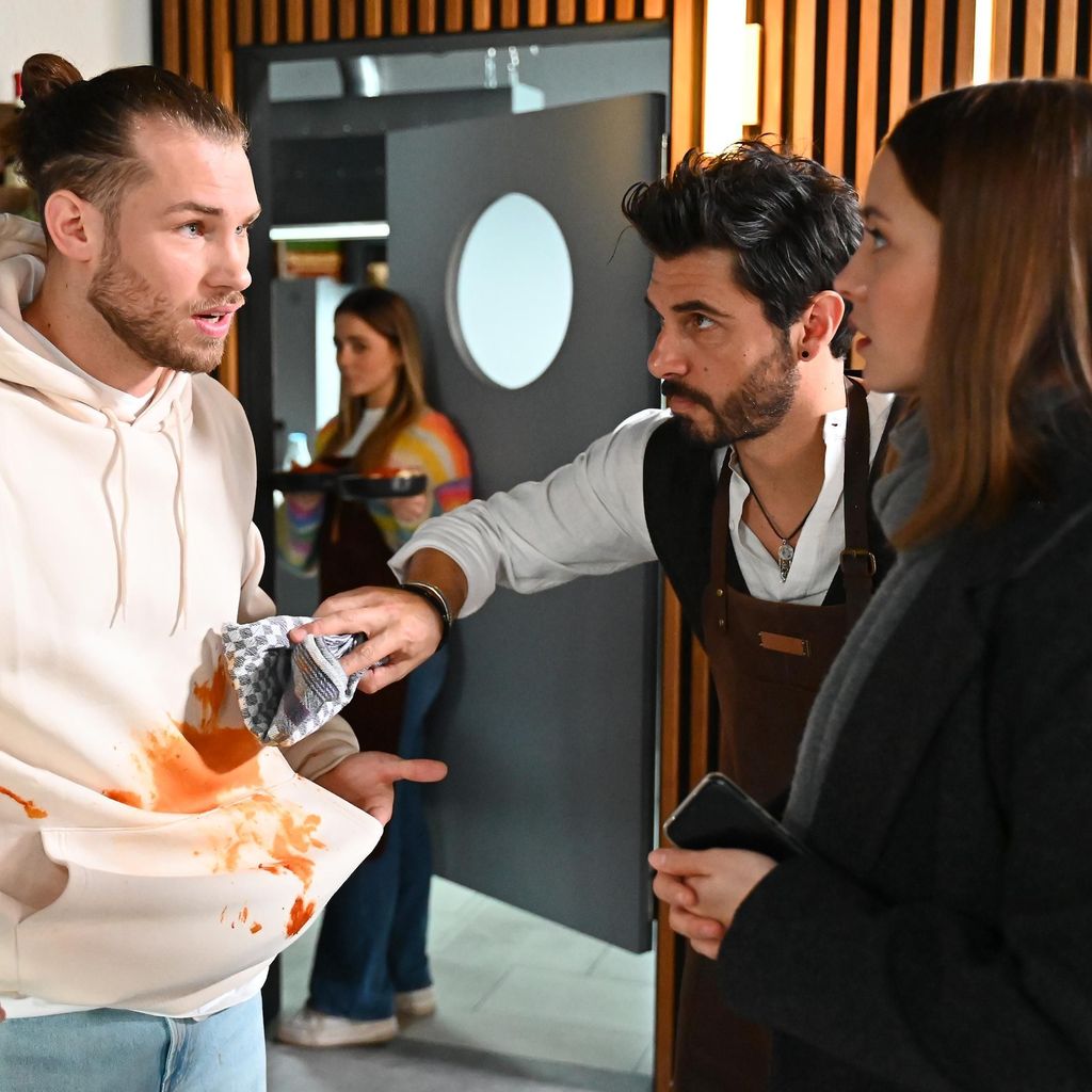 Milan Hafner (Vitali Huk), Valea (Antonia Kolano, hinten), Matteo (Riccardo Angelini), Lucie (Julia Wiedemann) bei "Alles was zählt"