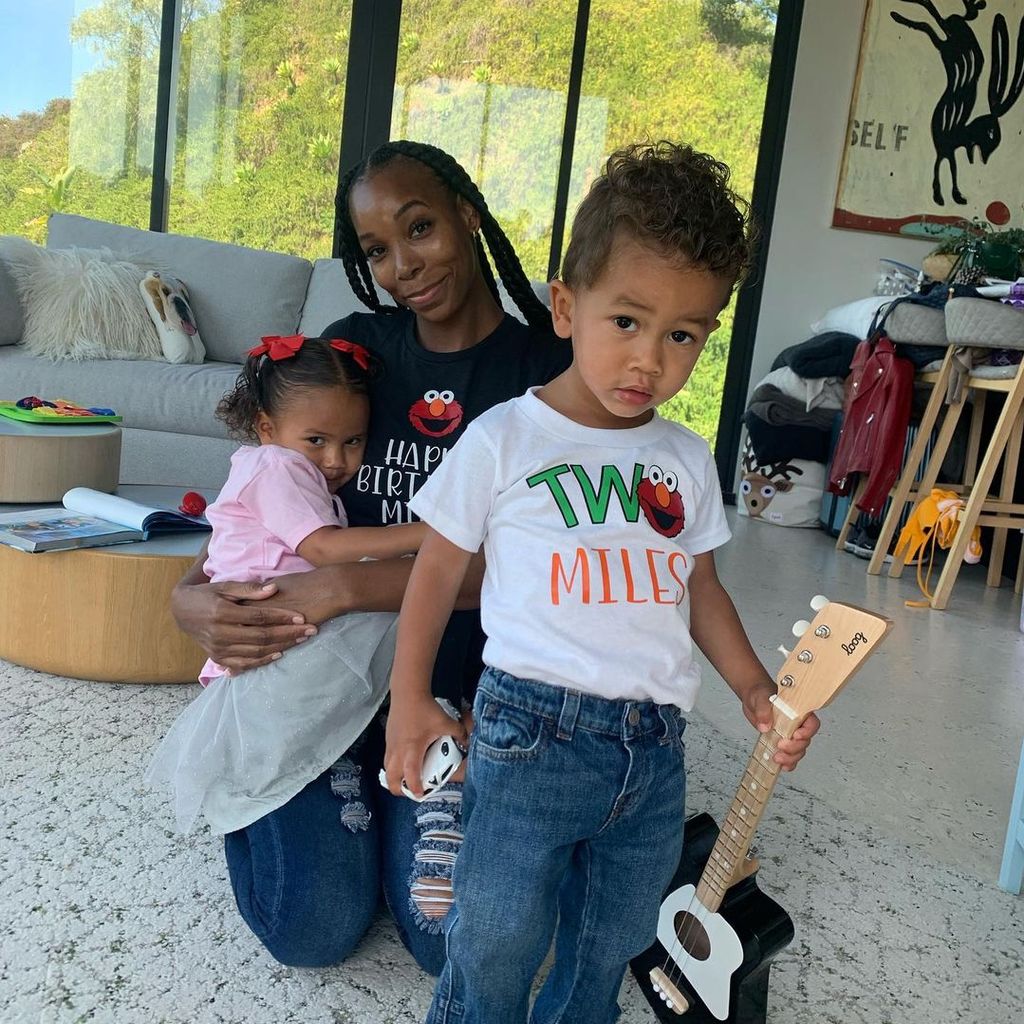 Miles Stephens und Luna Stephens und ihre Nanny