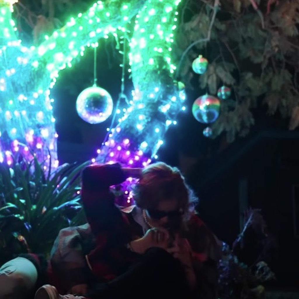 Miley Cyrus und The Kid Laroi im Musikvideo zu "Without You"