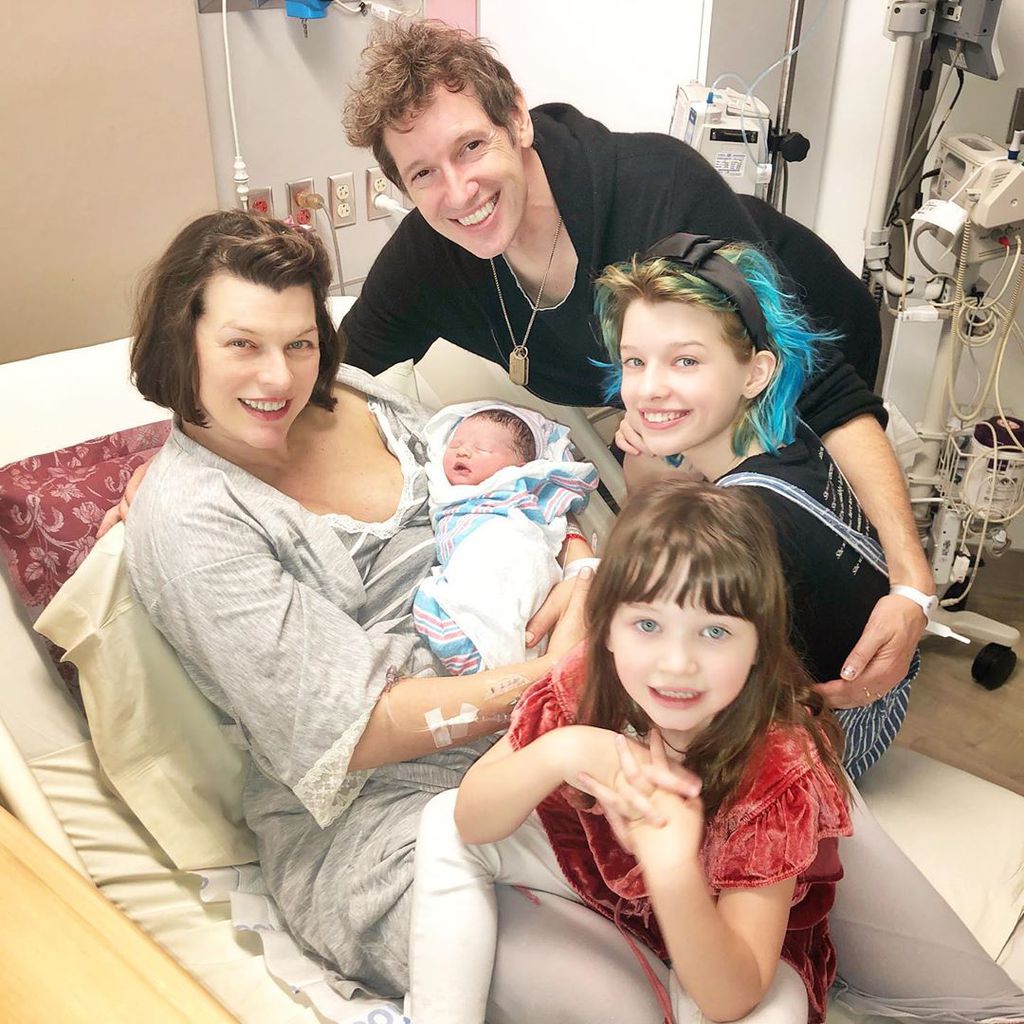 Milla Jovovich mit ihrer Familie