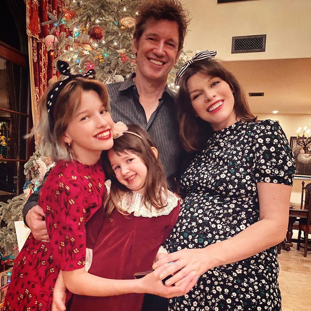 Milla Jovovich mit ihrer Familie zu Weihnachten 2019