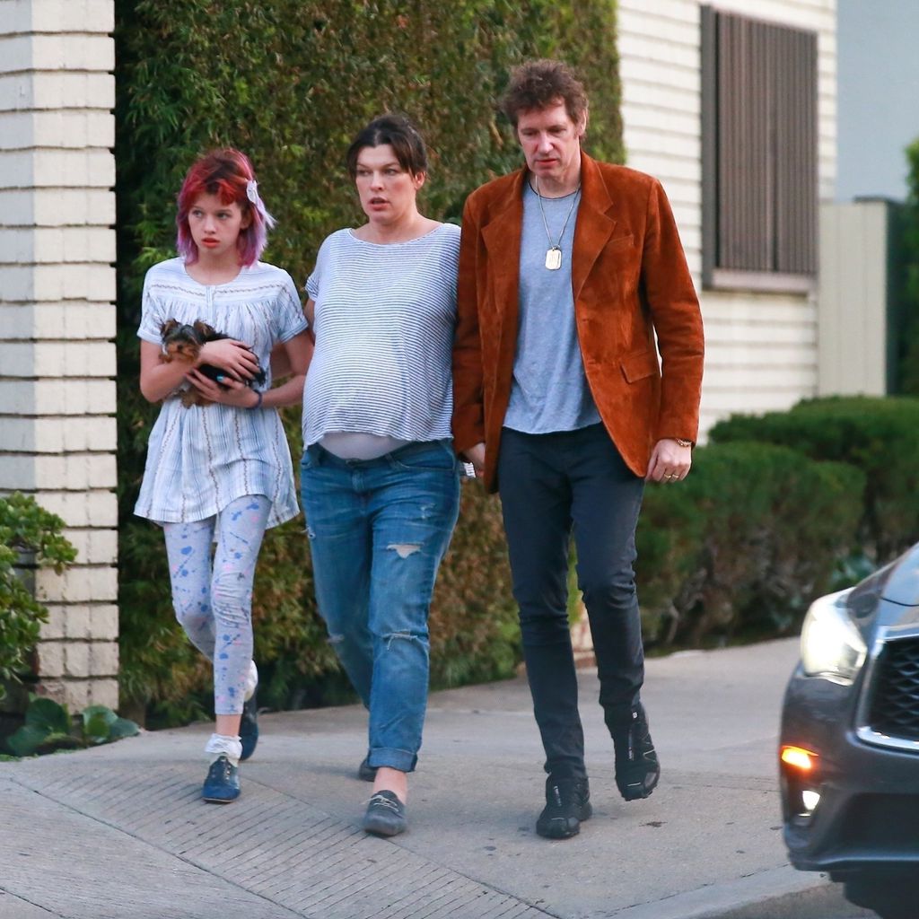 Milla Jovovich mit ihrer Tochter Ever Gabo und ihrem Mann Paul W. S. Anderson