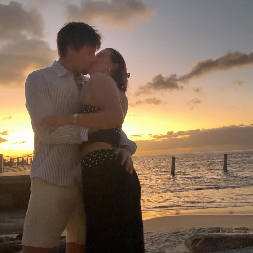 Millie Bobby Brown und Jake Bongiovi am Strand