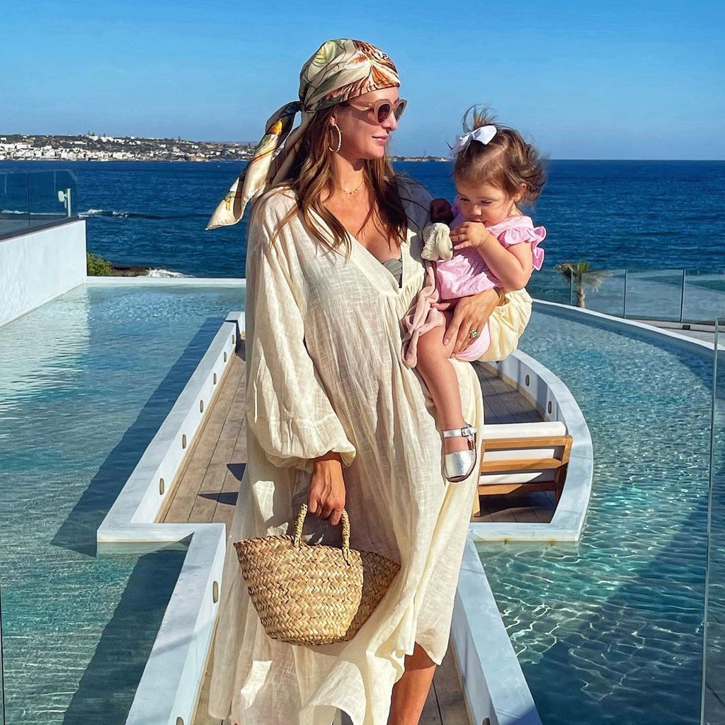 Millie Mackintosh mit ihrer Tochter Sienna Grace im Griechenlandurlaub