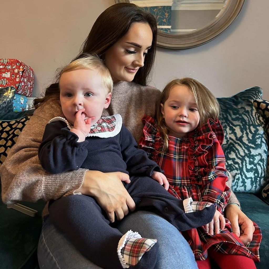 Millie Radford mit ihren Töchtern Chester und Ophelia im Dezember 2022