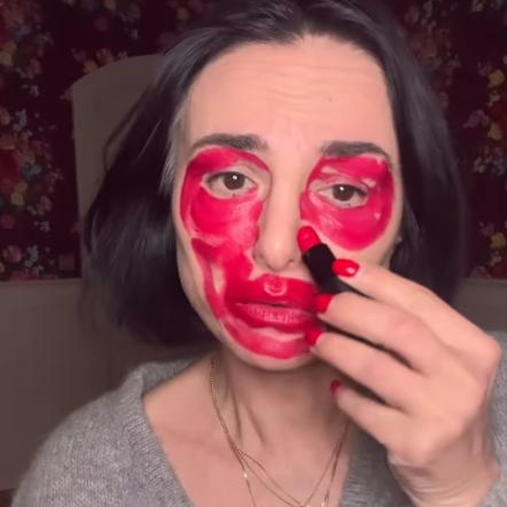 Mimi Fiedler mit Lippenstift im Gesicht